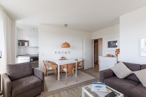 Wohnzimmer mit Essplatz und Sessel