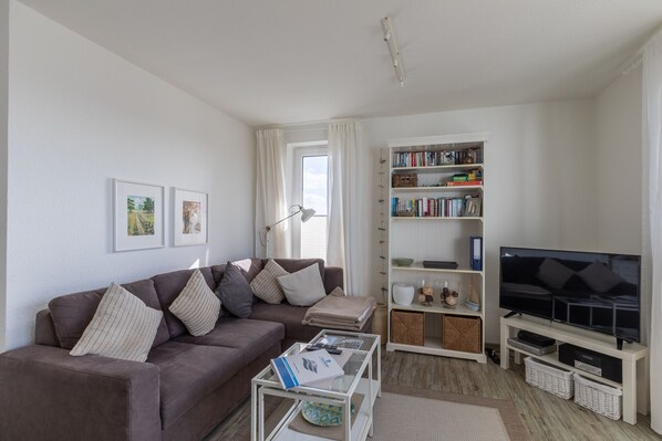 Wohnzimmer mit Sofa und TV