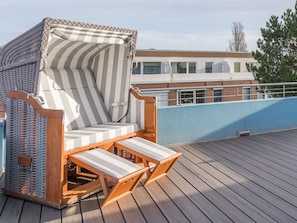 Grosse Dachterasse mit Strandkorb