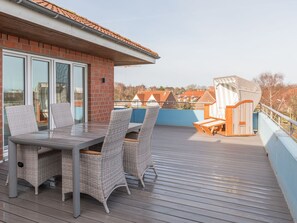 Grosse Dachterrasse mit Esstisch
