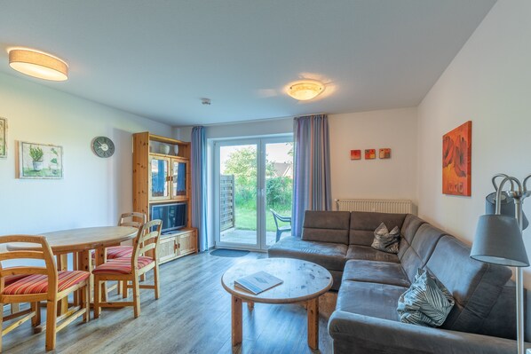 Wohnzimmer mit Zugang zur Terrasse