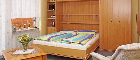 Wohnzimmer mit Schrankbett, bietet zusätzliche Schlafmöglichkeit für 2 Personen