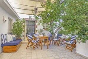 Front yard , Garden , Traditional breakfast , Patio
