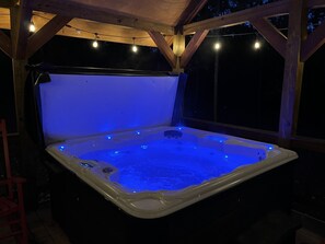 6 person hot tub