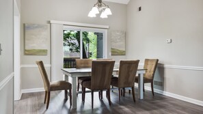Dining room fits 6 guests comfortably