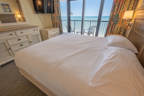 View the Ocean from the Main Bedroom!