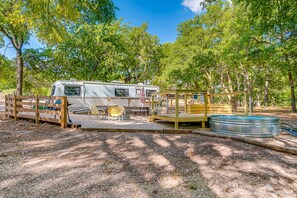Romantic Airstream with its own tank pool