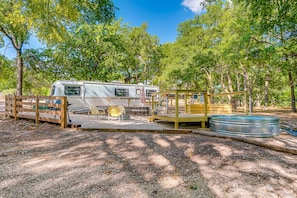 Romantic Airstream with its own tank pool