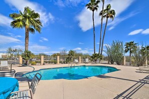 LaMontana Condominiums Community Amenities | Outdoor Pool