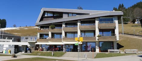 Wasser, Himmel, Gebäude, Azurblau, Berg, Baum, Die Architektur, Gewässer, See, Nachbarschaft