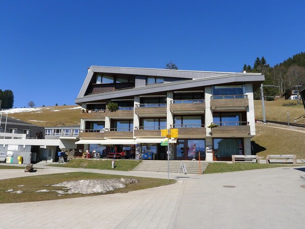 Wasser, Himmel, Gebäude, Azurblau, Berg, Baum, Die Architektur, Gewässer, See, Nachbarschaft