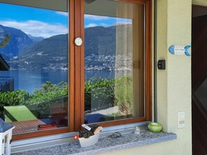 Fenster, Eigentum, Pflanze, Gebäude, Himmel, Wolke, Azurblau, Schatten, Holz