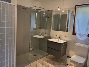 Mirror, Tap, Plumbing Fixture, Sink, Bathroom Sink, Bathroom, Building, Floor, House