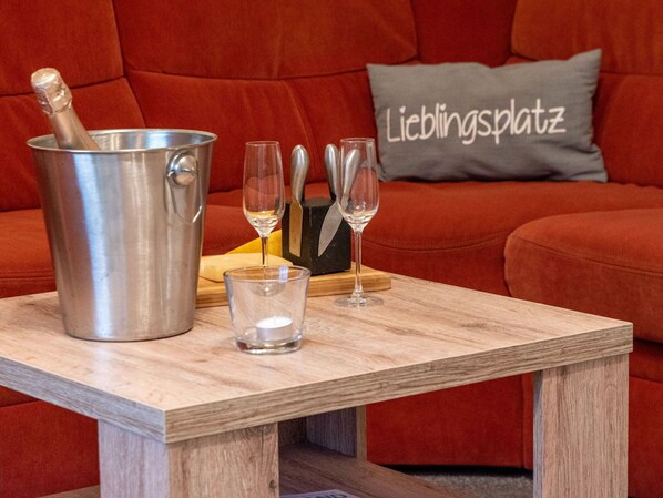 Table, Tableware, Furniture, Property, Drinkware, Stemware, Interior Design, Wood, Barware, Chair