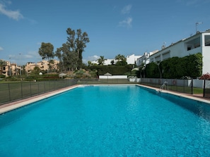 L'Eau, Ciel, Plante, Nuage, Piscine, Bleu Azur, Plan D'Eau, Bâtiment, Herbe, Arbre