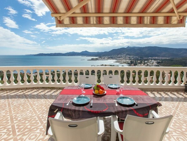 Cloud, Sky, Water, Tableware, Furniture, Table, Property, Building, Chair, Azure