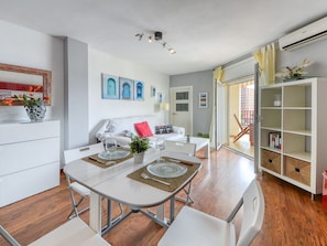 Möbel, Eigentum, Tabelle, Interior Design, Bilderrahmen, Holz, Regal, Wohnzimmer, Couch, Fussboden