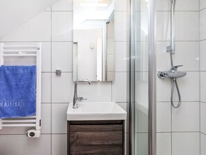 Flooring, Armatur, Interior Design, Fussboden, Badezimmer, Sinken, Installation, Zapfhahn, Zimmer, Bad Sink