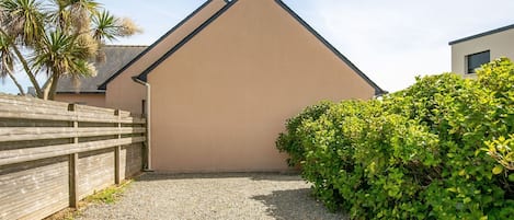 Pflanze, Himmel, Eigentum, Gebäude, Grundstueck, Strassenbelag, Vegetation, Schatten, Gras, Fenster