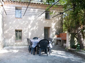 Fenêtre, Bâtiment, Plante, Table, Arbre, Chaise, Porte, Ombre, Zone Résidentielle, Immobilier