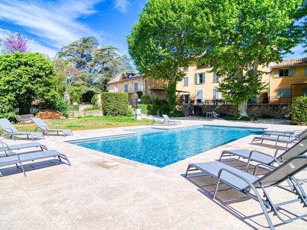 L'Eau, Plante, Nuage, Propriété, Piscine, Meubles, Ciel, Bâtiment, Bleu Azur, Arbre