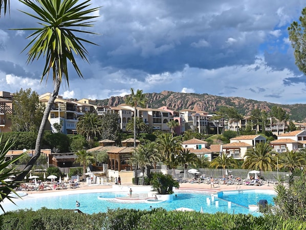 Nuage, L'Eau, Ciel, Plante, Bâtiment, Bleu Azur, Arbre, Piscine, Arecales, Loisir