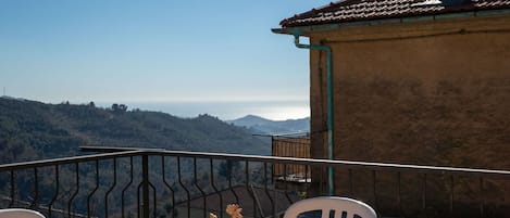 Cielo, Nube, Comida, Planta, Vajilla, Mesa, Ventana, Montaña, Fruta, Madera