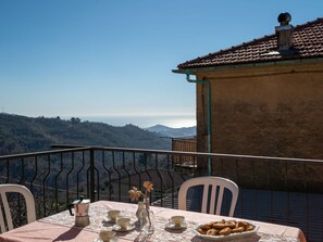 Ciel, Nuage, Aliments, Plante, Vaisselle, Table, Fenêtre, Montagne, Fruit, Bois