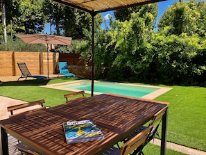 Terrasse avec coin repas et piscine privative