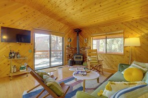 Living Room | Single-Story Cabin | Open Floor Plan | Free WiFi