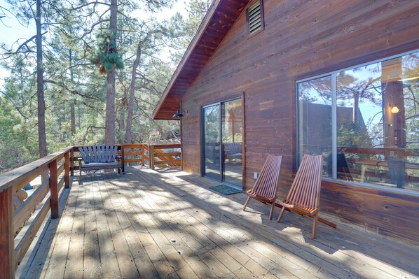 Pine Cove Vacation Rental | 2BR | 1BA | 1 Step Required | 816 Sq Ft