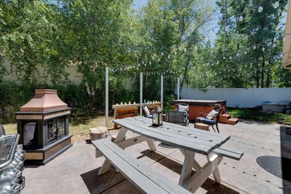 Layton Vacation Rental | 3BR | 2BA | 2,100 Sq Ft | Access Only By Stairs