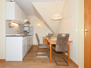 Wohnzimmer mit integriertem KĂŒchenbereich