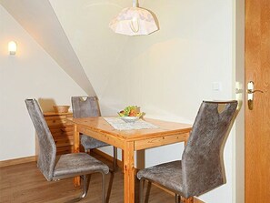 Wohnzimmer mit integriertem KĂŒchenbereich