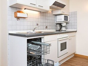Wohnzimmer mit integriertem Küchenbereich