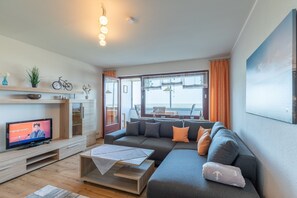 Gemütliches Sofa und TV