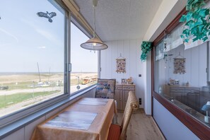 Verglaster Balkon, die Scheiben können aufgeschoben werden