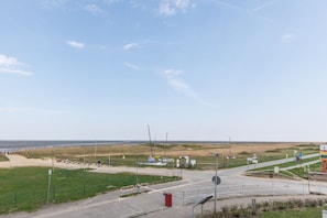 Blick vom verglasten Balkon (die Scheiben sind zu öffnen)