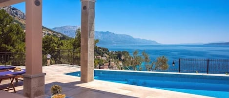 Terrasse. 5-Sterne-Villa Porto Mimice mit 40 m² privatem Pool, 4 Schlafzimmern mit Bad