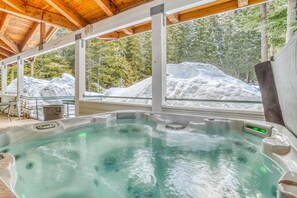 Chinook Lodge hot tub