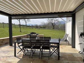 Terrasse équipée avec pergola plancha transats hamac table et chaises