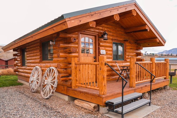  Beautiful, Amish built16x24 ft Luxury Log cabin. Extraordinary craftsmanship!