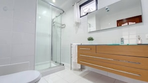 Bath/Shower. principal house