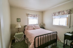 Primary Bedroom-double bed 