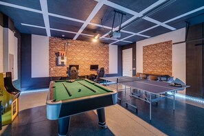 [amenities:game-room:1] Game Room