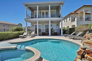 Splash into the water for a refreshing swim in the Florida sun or relax on one of the poolside sun loungers.