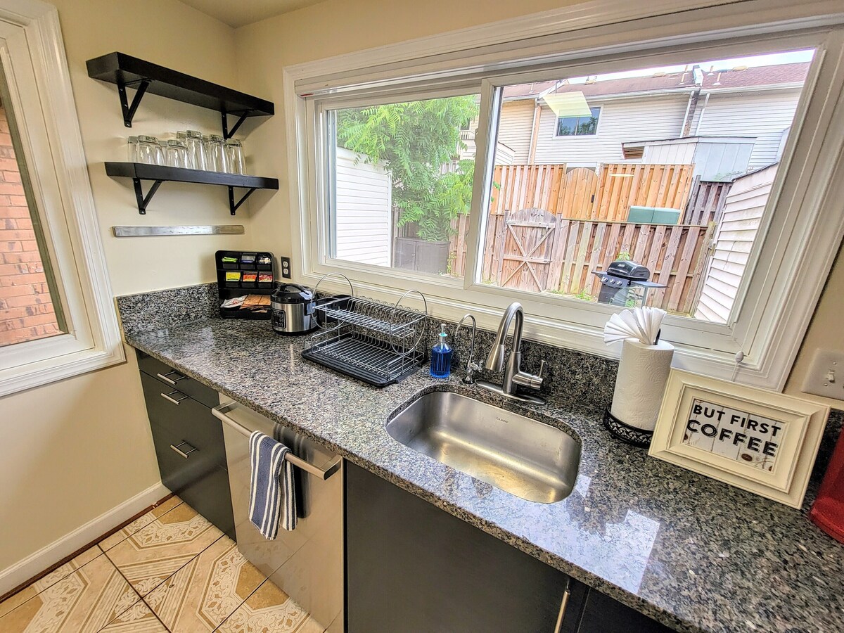 Comfortable 2BDR / 1.5 BA TownHome near Dulles Airport, Metro, Fast Gigabit WiFi