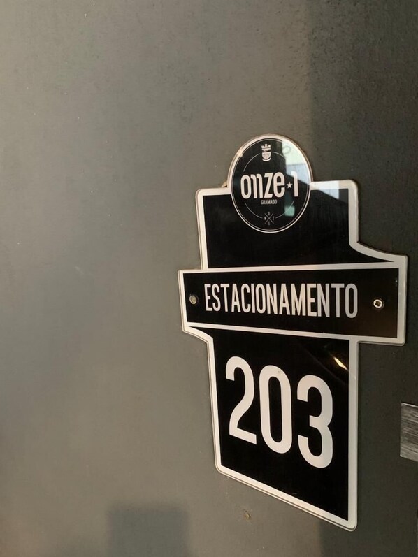Estacionamento coberto.