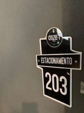 Estacionamento coberto.