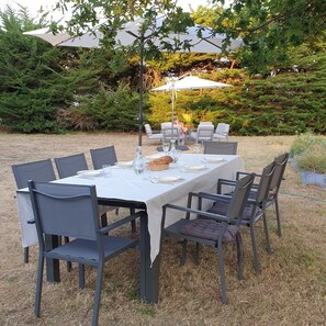 Dîner à l'ombre d'un chêne